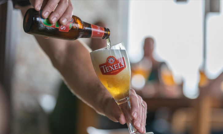 Texels Overzee IPA Inschenken van een flesje Texels Overzee IPA in een origineel Texels bierglas
